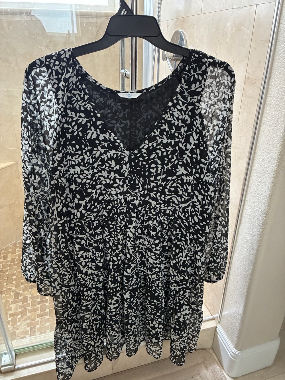 Time and Tru Black and White Leaf Print V-Neck Tiered Long Sleeve Dress